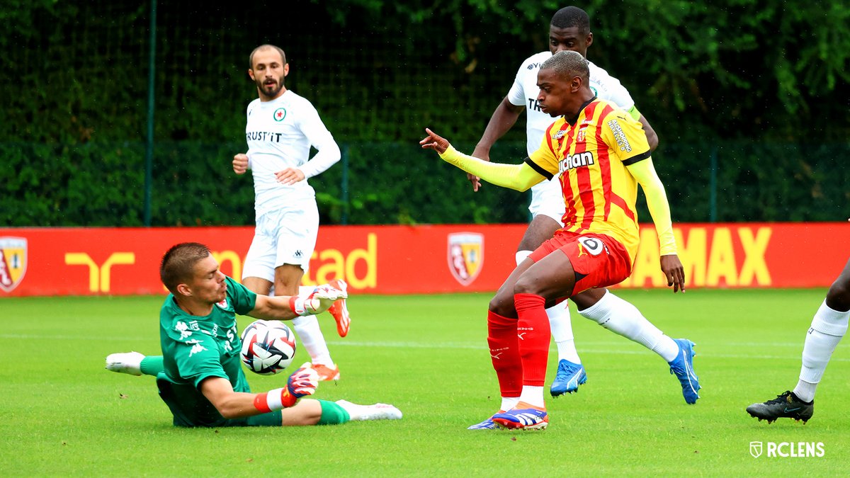 RCLens's tweet photo. ⏯️ Impliqués et solides, les Lensois ont multiplié les occasions franches et ont réalisé une première période concluante en inscrivant trois buts.
@RCLens 3⃣-0⃣ @RedStarFC
⚽️ Elye Wahi (6', 15', 24')
#PrépArtésienne #RCLRED https://t.co/0S1HtUe87J