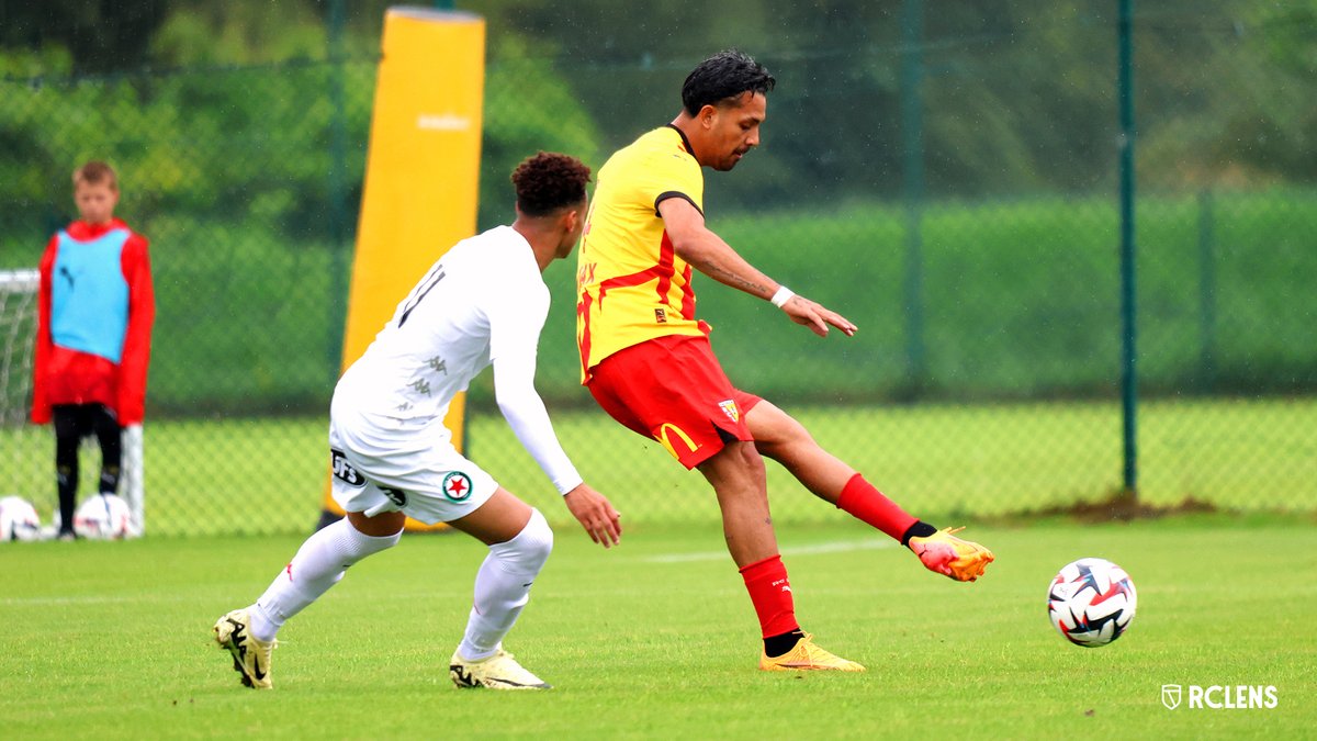 RCLens's tweet photo. ⏯️ Impliqués et solides, les Lensois ont multiplié les occasions franches et ont réalisé une première période concluante en inscrivant trois buts.
@RCLens 3⃣-0⃣ @RedStarFC
⚽️ Elye Wahi (6', 15', 24')
#PrépArtésienne #RCLRED https://t.co/0S1HtUe87J