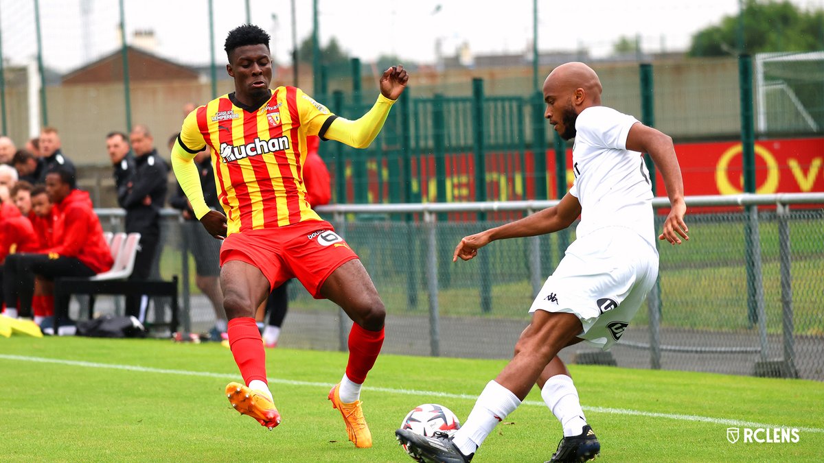 RCLens's tweet photo. ⏯️ Impliqués et solides, les Lensois ont multiplié les occasions franches et ont réalisé une première période concluante en inscrivant trois buts.
@RCLens 3⃣-0⃣ @RedStarFC
⚽️ Elye Wahi (6', 15', 24')
#PrépArtésienne #RCLRED https://t.co/0S1HtUe87J