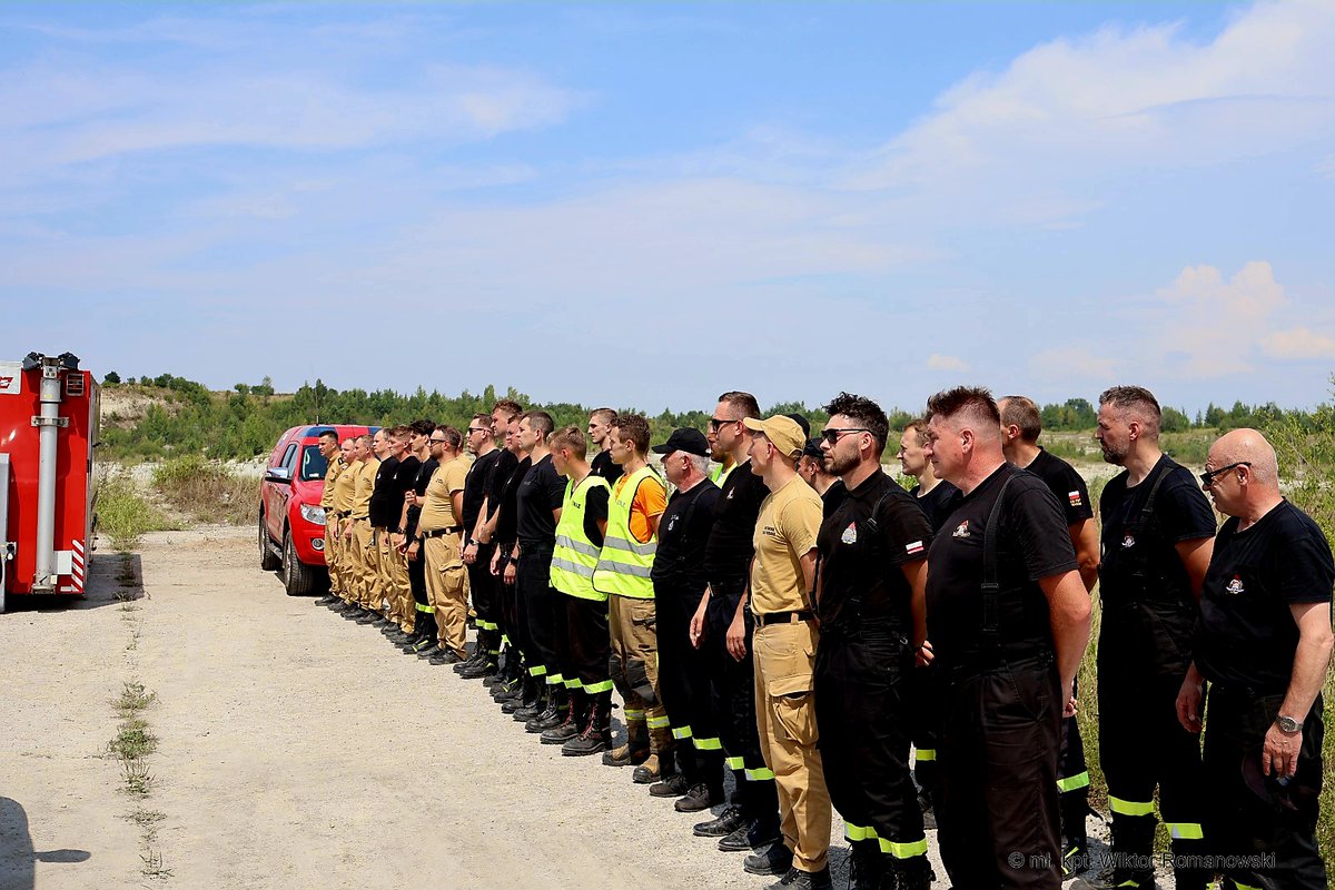 KRadomiu's tweet photo. Ćwiczenia ratownicze pn. "KAMIENIOŁOM 2024"

W dniu 11 lipca 2024 roku na terenie byłej kopalni odkrywkowej margla w Wierzbicy odbyły się ćwiczenia manewrowe w zakresie działań obejmujących ratownictwo wodno-nurkowe, ratownictwo wysokościowe oraz ratownictwo chemiczno-ekologiczne https://t.co/Gn9z81yZnw