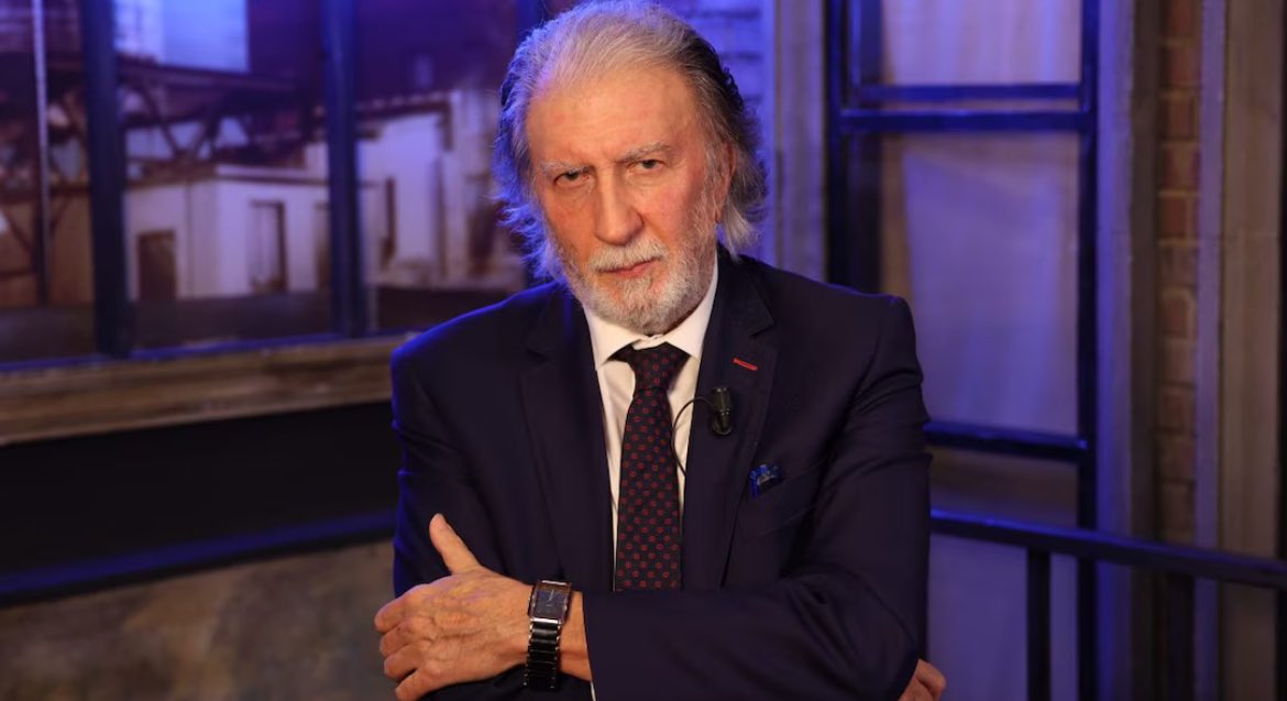 malgradotutto's tweet photo. #Scarpinato: “Con l'approvazione della legge Nordio, "l'Italia è diventata la patria della corruzione". #12luglio 
L'abolizione del reato di abuso d'ufficio è un grave acceleratore della decadenza di questo Paese. Siamo in un nuovo feudalesimo.
Nel feudalesimo esistevano tribunali speciali che erano riservati ai ceti privilegiati, e il tribunale comune che era riservato al popolo. Ora stanno realizzando, attraverso complesse operazioni tecniche che l'opinione pubblica fatica a capire, un doppio regime.

Un diritto penale per i colletti bianchi – che sono autorizzati a fare quello che vogliono, non devono pagare nessun prezzo per i loro abusi e sono sottratti alla possibilità di un controllo penale – e un diritto penale riservato alla gente comune, che è spietato. Lo stesso Nordio che ha fatto una crociata contro le intercettazioni, poi ha firmato il disegno di legge che prevede le intercettazioni per il reato di accattonaggio, o anche il reato di rave. 

È come mettere il turbo alla macchina del voto di scambio, cioè l'abuso del potere pubblico per favorire quelli che mi portano voti e per penalizzare quelli che non me ne portano. Dò l'appalto all'imprenditore che mi vota, dò la commessa per la mensa scolastica a quello che mi vota: così prolifera chi utilizza il proprio potere esclusivamente per coltivare la propria clientela.

E ancora, assumo nella pubblica amministrazione non per meritocrazia, ma per nepotismo e clientelismo. Quel sistema che ha contribuito alla caduta di qualità della classe dirigente di questo Paese. È anche uno schiaffo in faccia a tutti i giovani che studiano e si impegnano ma sono penalizzati rispetto a quelli che hanno protezioni da parte di lobby e amici degli amici. 

Tutti questi comportamenti, e potrei fare decine di esempi, venivano sanzionati tramite l'abuso di ufficio. E a questo bisogna aggiungere il traffico di influenze, che hanno ridimensionato. Così, i cittadini cominceranno a sperimentare lo Stato individuandolo nei volti di centinaia e centinaia di funzionari che potranno prevaricarli, se non li votano o non seguono le loro richieste.

Oggi se uno utilizza la macchina dell'ufficio per andare a fare la spesa commette un reato, ma non lo sarà più. Perché hanno previsto che è reato solo se uno viola una legge di rango primario. Ma siccome il modo in cui vengono utilizzate le macchine in ufficio viene regolato da circolari, e non da leggi di rango primario, non sarà più reato. E ancora: il reato c'è soltanto se tu distrai del denaro. Se invece prendi una squadra di operai per aggiustarti la villetta, non è reato.

In più con questa riforma il peculato per motivi egoistici, in cui l'amministratore distrae i soldi pubblici dalle finalità istituzionali per finalità private, invece di essere punito da 4 a 10 anni di carcere potrà essere punito da 6 mesi a 3 anni, come hanno evidenziato professori di diritto penale sentiti come esperti. Come dicevo, procedono attraverso questi tecnicismi difficilissimi da cogliere per l'opinione pubblica. E costruiscono una giustizia per i potenti e una giustizia per il popolo. Questo spiega anche perché la crisi delle carceri è irreversibile.

Le nostre carceri sono popolate esclusivamente da persone che appartengono ai ceti più bassi della nostra società: i colletti bianchi hanno costruito un diritto che consente loro di non entrare mai in carcere. Se vogliamo rendere il carcere civile, dobbiamo metterci anche colletti bianchi. Com'è possibile che in Italia non ci sia una quota statisticamente rilevante di colletti bianchi?  Abbiamo un quinto di quelli che ci sono in Germania. È chiaro che fino a quando ci sono soltanto i poveri li lasceranno a marcire in condizioni di invivibilità, perché tanto il problema loro se lo sono risolto.”

Leggi tutto qui: https://t.co/ybYfMuhfCy

VIDEO: Scarpinato: “volontà maggioranza, violare segreto indagini per scoprire i colletti bianchi indagati”
⬇️
https://t.co/5mqD3B3Y6U