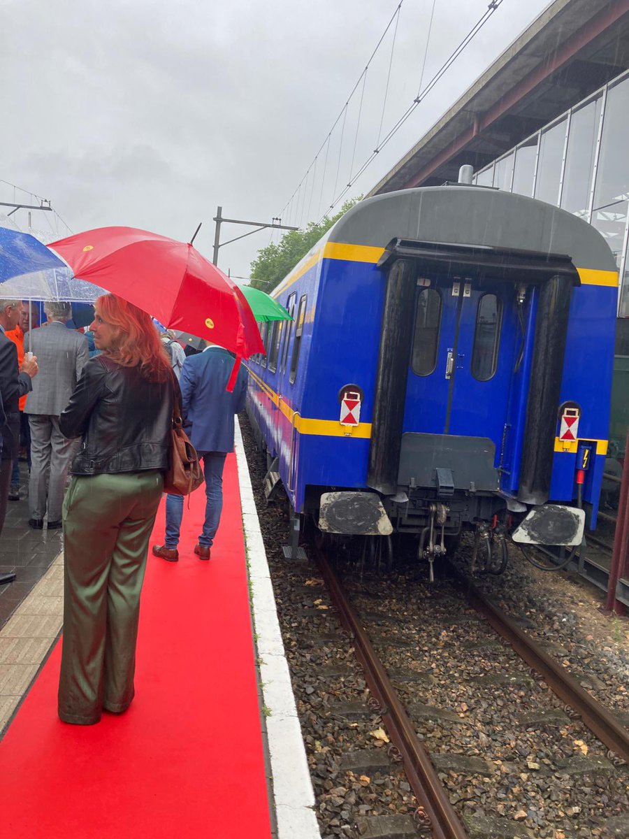 Het koninklijk rijtuig SR10 is vanochtend met enkele minuten vertraging aangekomen in het <a href="/Spoorwegmuseum/">Spoorwegmuseum</a> waar President-Directeur Koolmees <a href="/NS_online/">NS online</a> het rijtuig en een begeleidingsrijtuig heeft overdragen aan het museum.