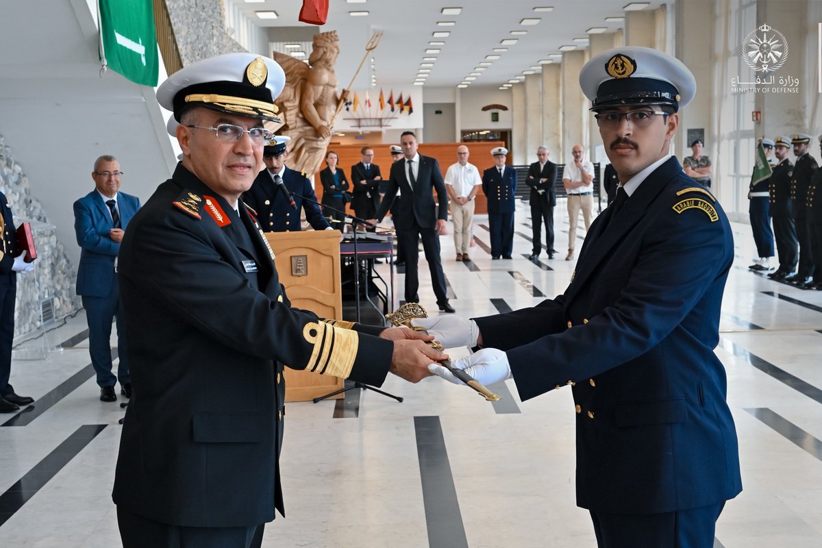 modgovksa's tweet photo. الكلية البحرية الفرنسية تحتفي بتخريج الدفعة "2019" من الطلبة السعوديين المبتعثين لدراسة ماجستير الهندسة البحرية، والتنفيذيين في العلوم البحرية، بحضور معالي رئيس أركان #القوات_البحرية الفريق الركن فهد الغفيلي.

#مبتعثو_الدفاع https://t.co/mRlzYAXDd5