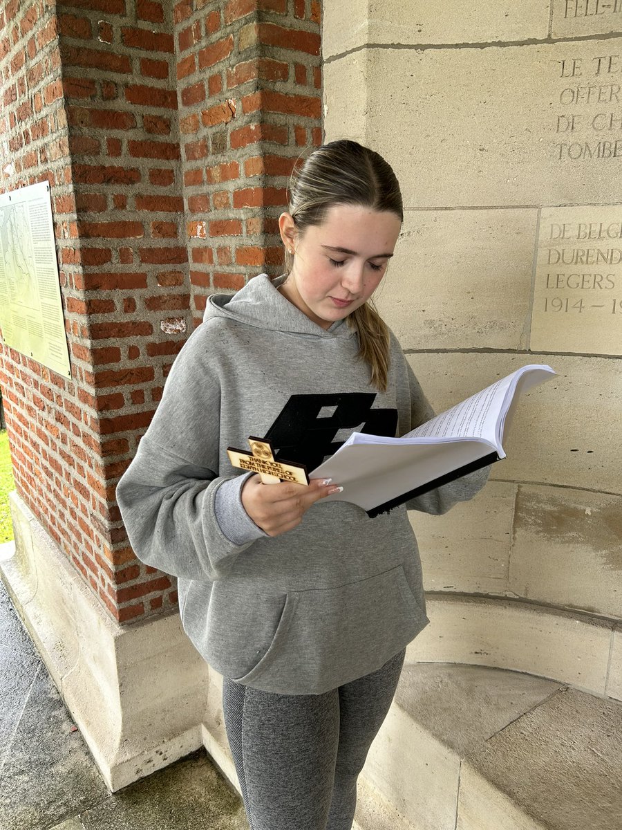 Here is Imogen laying a cross at Hodge crater memorial in remembrance of her relative.
#islwynhistorytrip2024