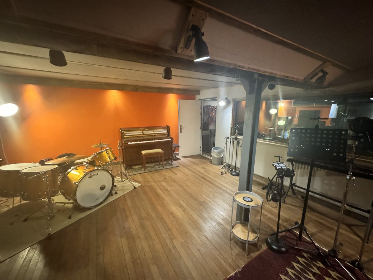showbody's tweet photo. Superb visit to @voltalab with @GMMusicCom yesterday. Such an amazing studio with an extraordinary history of course. I was last here making noises with @goldblade during the Suite 16 days . https://t.co/KtkZgvvxbc