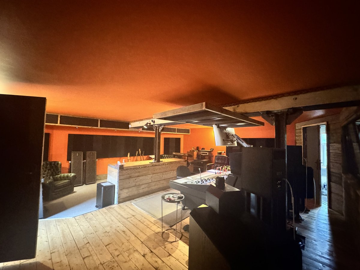 Superb visit to <a href="/voltalab/">Voltalab Sound Studios</a> with <a href="/GMMusicCom/">Greater Manchester Music Commission</a> yesterday. Such an amazing studio with an extraordinary history of course. I was last here making noises with <a href="/goldblade/">goldblade</a> during the Suite 16 days .