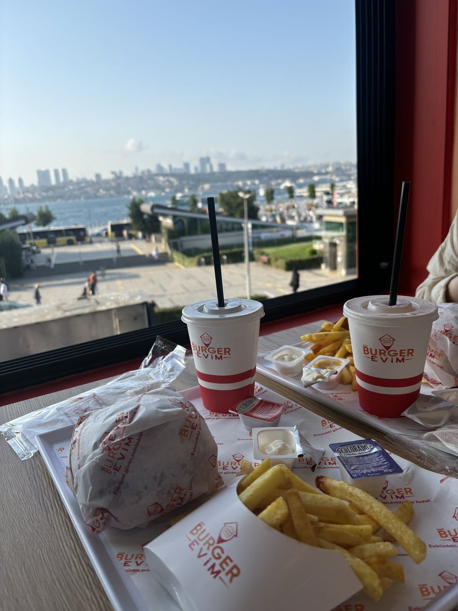 üsküdarda boykot ürün satmayan hamburgerci olduğunu duyunca hemen gittik, böyle böyle tüm marka ve restoranların muadillerini bulup yayacağız