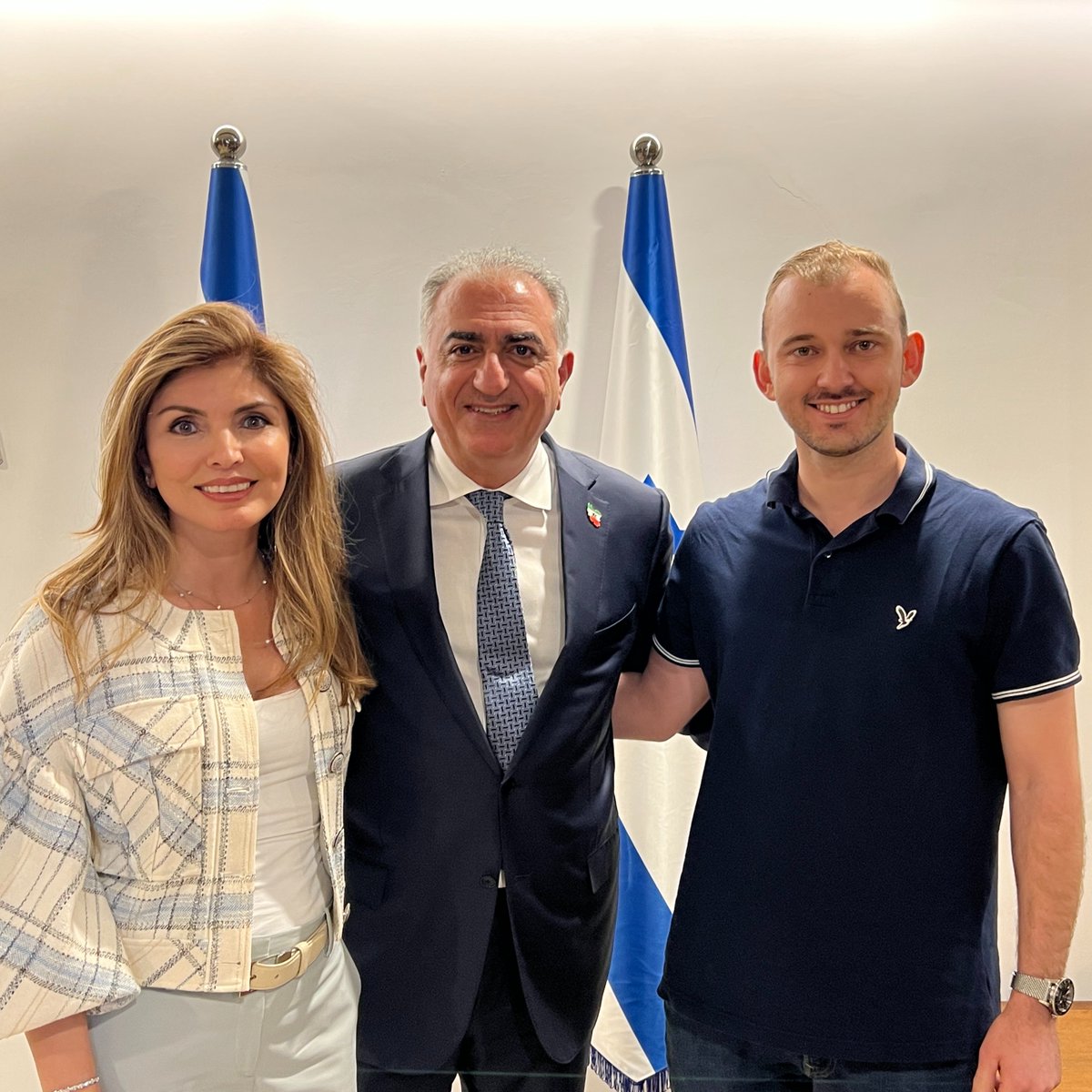 اعلیحضرت رضا پهلوی رهبر بعدی ایران آزاد است.

موافقید؟

#جاویدشاه #KingRezaPahlavi