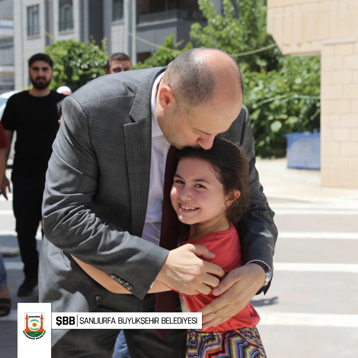 Şanlıurfa Büyükşehir Belediye Başkanı Mehmet Kasım Gülpınar, Cuma namazı sonrası Şanlıurfa İl Müftüsü Ramazan Tolan ile birlikte Karaköprü Ömer Faruk Camisinde düzenlenen aşure dağıtım programına katılarak hemşehrilerimize aşure ikramında bulundu.