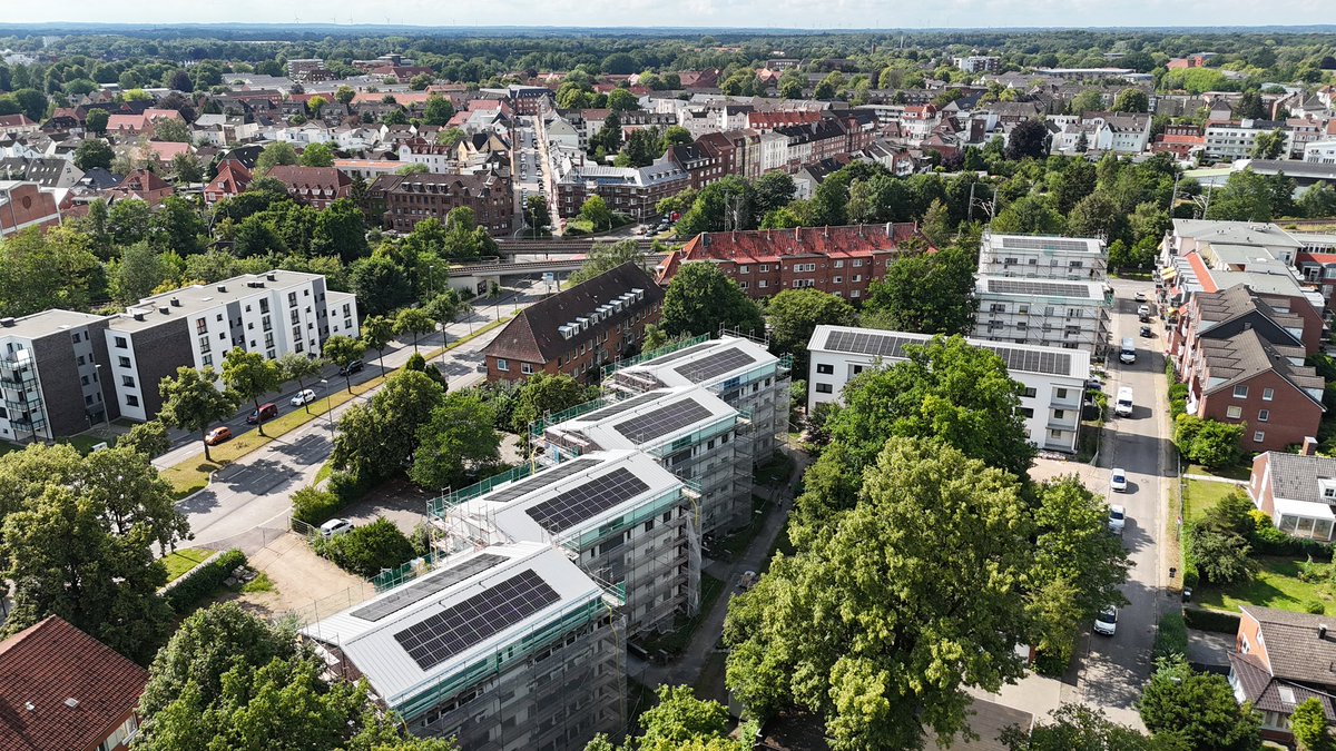 😎 Und wieder ist eine PV-Anlage fertig!! 🎉 Gemeinsam mit der Baugenossenschaft Holstein EG bauen wir in Neumünster eine #Mieterstrom Anlage im Tivoli Quartier. 🌞 Und jeder von euch kann sich beteiligen: Mehr Infos findet ihr hier: beneg.de/gemeinsam-inve…