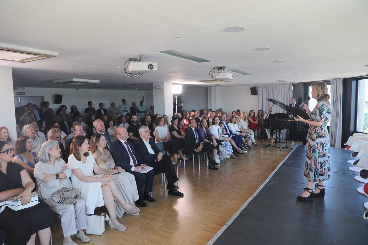 <a href="/cayetanagc/">Cayetana Guillèn-Cuervo</a> <a href="/piglesiassimon/">Pablo Iglesias Simón</a> <a href="/ACESEA_es/">ACESEA</a> <a href="/SusiSanabellan/">Susi Sánchez</a> <a href="/Academiadecine/">Academia de Cine</a> <a href="/pictolandia/">pictolandia</a> <a href="/escuelasdeartes/">CEA Escuelas de Arte</a> <a href="/javiersagarna/">Javier Sagarna</a> <a href="/Pilar_Alegria/">Pilar Alegría</a> Palabras de agradecimiento final de <a href="/Pilar_Alegria/">Pilar Alegría</a>: 

"Se ha dicho mucho en este país lo importante que es llegar a consensos en leyes educativas. Bueno, pues lo hemos hecho posible. Gracias a los distintos partidos que están aquí. Enhorabuena, celebremos este éxito colectivo".