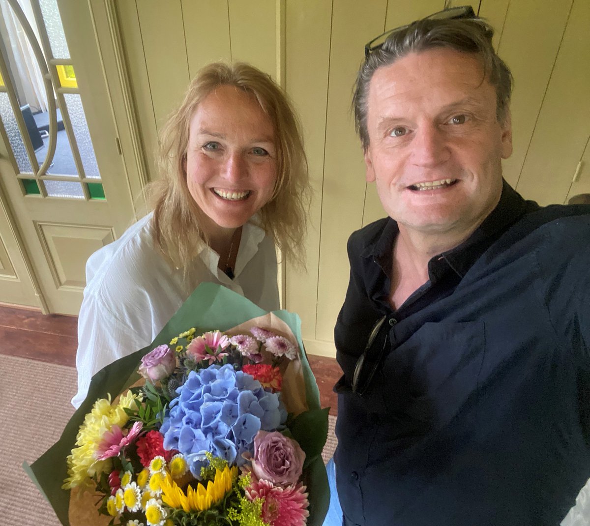 Meer dan verdiend bloemetje gebracht aan Karin van Wageningen die onlangs na 25 jaar gestopt is als bestuurslid van Dorpvereniging #Lellens waarvan een groot gedeelte als voorzitter. Bedankt voor 25 jaar je hard maken voor het dorp en het delen van je kennis!