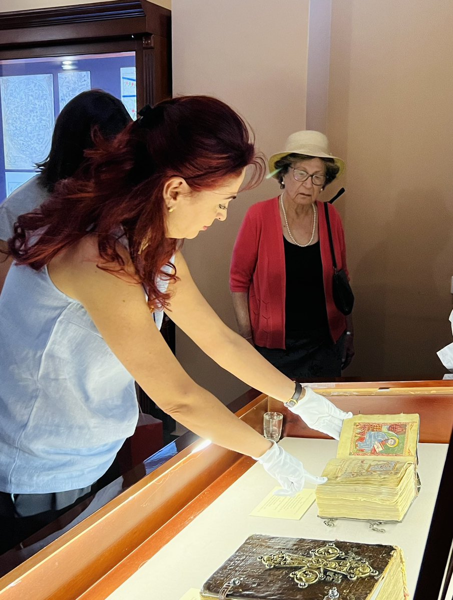 📜Helen Dadayan-Parnakyan, the donor of the "Charsanjak Gospel", along with her daughter, Roksan Makasjian, and the teachers from The #Genocide Education Project, which she coordinates, recently visited Matenadaran.
👉🏻 matenadaran.am/en/2024/07/11/…