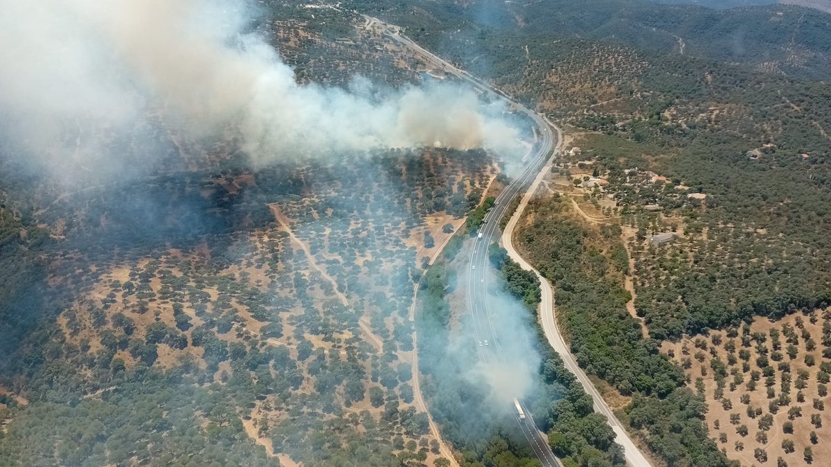 Plan_INFOCA's tweet photo. 🗓️ 12/07/2024 🕗 13.00 h
🔴 ACTIVO | Incendio en #Obejo, #Córdoba.
#IFObejo, paraje El Vacar
MEDIOS:
🚁 1 semipesado
👩🚒 3 grupos de bomberos forestales, 1 técnico de operaciones, 2 agente de medio ambiente
🚒 2 autobomba https://t.co/9lAOVrXNHu