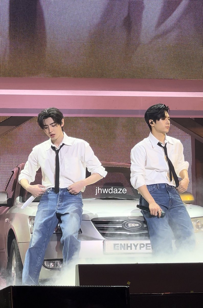 jhwdaze's tweet photo. JAYHOON IN FRONT OF ME 😭😭😭😭😭😭 I CANT BREATHE https://t.co/NEgTYrbDJw