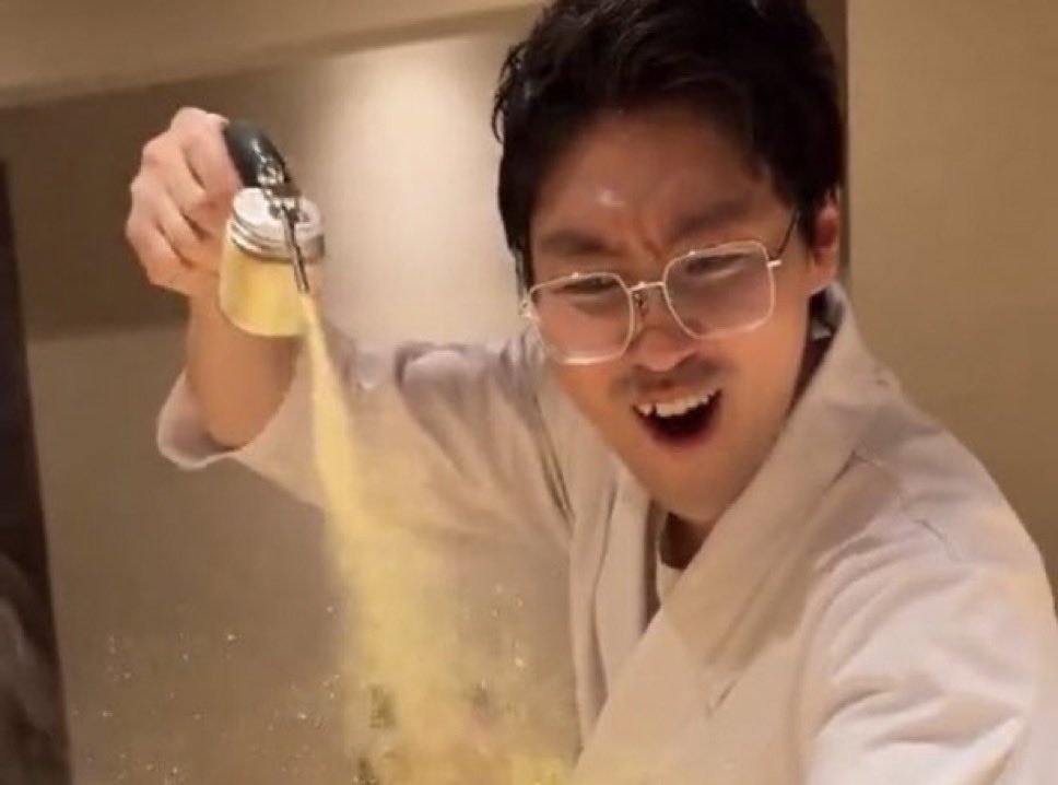 土日に培地交換できないから、金曜夜に大量の培地を細胞に与えてるときの大学院生