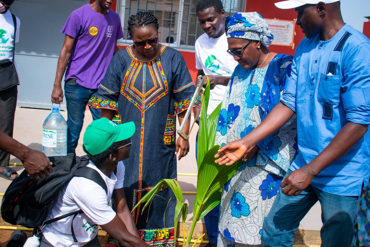 🌳🌳🌳Reboisement de l’Ecole Inter-Etats des Sciences et Médecine Vétérinaire (EISMV) en images📷📷 !
#UCAD #communication #environnement #reboisement #eismv #journéedelenvironnement