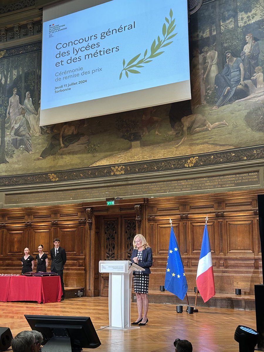 ArcetLp's tweet photo. Bravo Cléa pour cette magnifique médaille au Concours Général des Métiers de la Coiffure. Quelle fierté de vous accompagner à La Sorbonne. https://t.co/YvNZs158M5