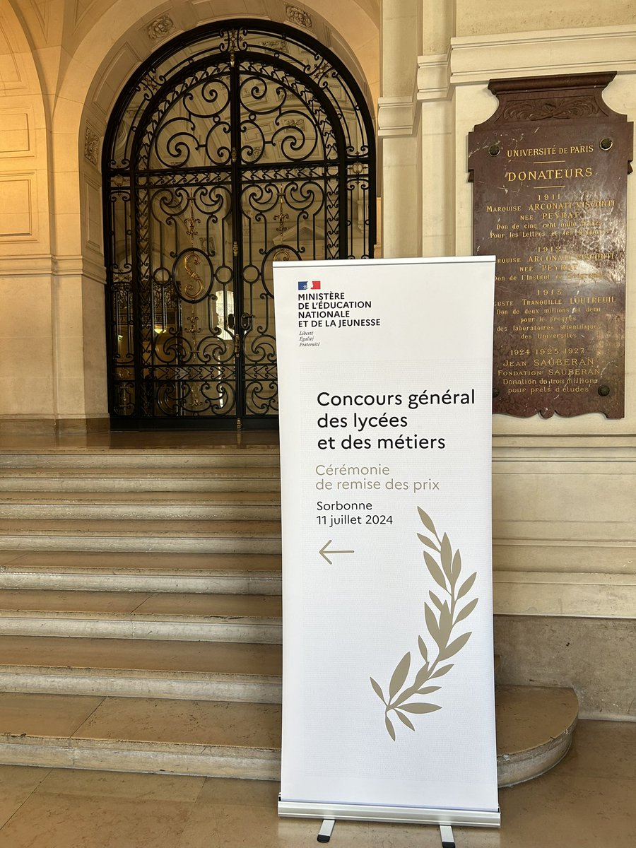ArcetLp's tweet photo. Bravo Cléa pour cette magnifique médaille au Concours Général des Métiers de la Coiffure. Quelle fierté de vous accompagner à La Sorbonne. https://t.co/YvNZs158M5