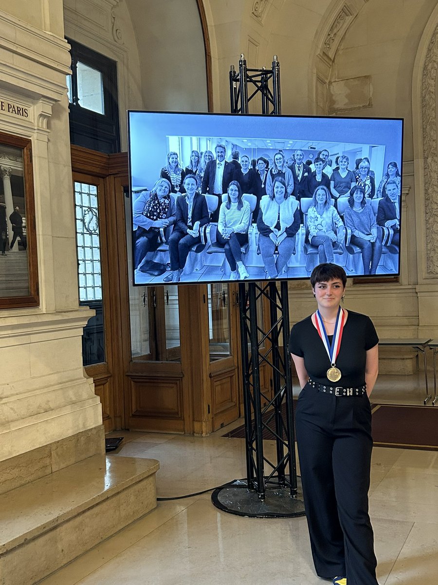 ArcetLp's tweet photo. Bravo Cléa pour cette magnifique médaille au Concours Général des Métiers de la Coiffure. Quelle fierté de vous accompagner à La Sorbonne. https://t.co/YvNZs158M5