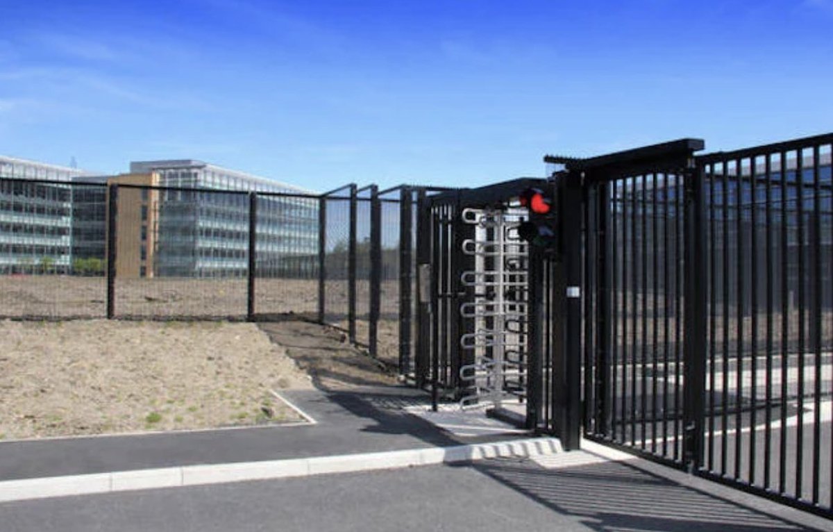ExternalWorks's tweet image. High-security fencing and gates package designed and manufactured by @CLD_Fencing for data centres ow.ly/RcGz50Smh3v #DataCentreSecurity #SecurityGates #PerimeterProtection #HighSecurityFencing #CyberSecurity