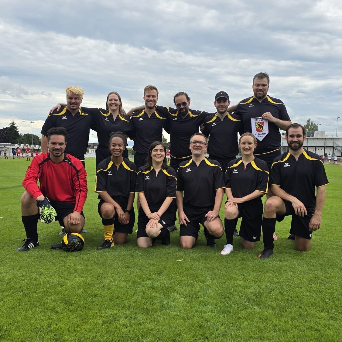 Tom Berger (@tomcberger) on Twitter photo Heute im Einsatz mit dem FC Stadtrat. Nach 3 Spielen sind 4 Punkte auf dem Konto. Es bleibt die Chance auf die Viertelfinal-Qualifikation. Grosser Dank an <a href="/botschaftbern/">Deutsche Botschaft Bern</a> und <a href="/UKEmbassyBerne/">UK Embassy Berne 🇬🇧🇨🇭🇱🇮</a> für die grossartige Organisation. Heute im Einsatz mit dem FC Stadtrat. Nach 3 Spielen sind 4 Punkte auf dem Konto. Es bleibt die Chance auf die Viertelfinal-Qualifikation. Grosser Dank an <a href="/botschaftbern/">Deutsche Botschaft Bern</a> und <a href="/UKEmbassyBerne/">UK Embassy Berne 🇬🇧🇨🇭🇱🇮</a> für die grossartige Organisation.
