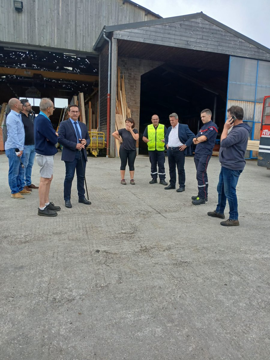 ChauvinLionel63's tweet photo. 🚨🌩️Avec le @Prefet63, @BoyerJ_M  sénateur,  le @Sdis63 et les élus locaux mobilisés sur le terrain pour constater les dégâts causés par l'orage et la grêle de la nuit dernière particulièrement intenses dans certaines parties du Sancy et de l'Artense.

Courage aux sinistrés! https://t.co/gXFsU3dgxS