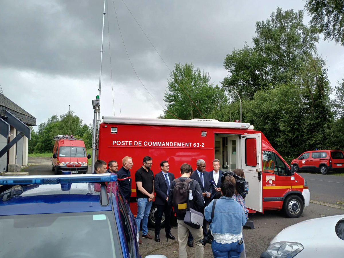 ChauvinLionel63's tweet photo. 🚨🌩️Avec le @Prefet63, @BoyerJ_M  sénateur,  le @Sdis63 et les élus locaux mobilisés sur le terrain pour constater les dégâts causés par l'orage et la grêle de la nuit dernière particulièrement intenses dans certaines parties du Sancy et de l'Artense.

Courage aux sinistrés! https://t.co/gXFsU3dgxS