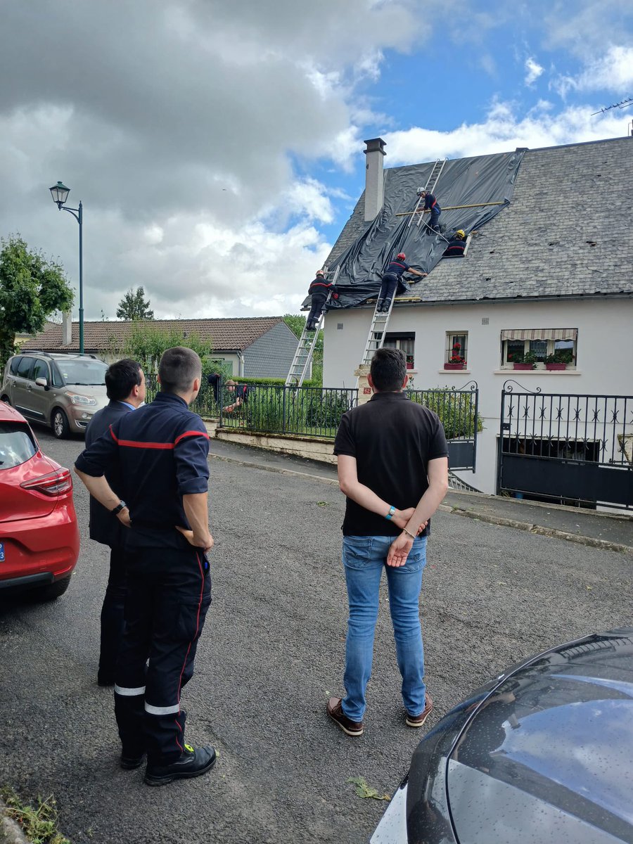 ChauvinLionel63's tweet photo. 🚨🌩️Avec le @Prefet63, @BoyerJ_M  sénateur,  le @Sdis63 et les élus locaux mobilisés sur le terrain pour constater les dégâts causés par l'orage et la grêle de la nuit dernière particulièrement intenses dans certaines parties du Sancy et de l'Artense.

Courage aux sinistrés! https://t.co/gXFsU3dgxS