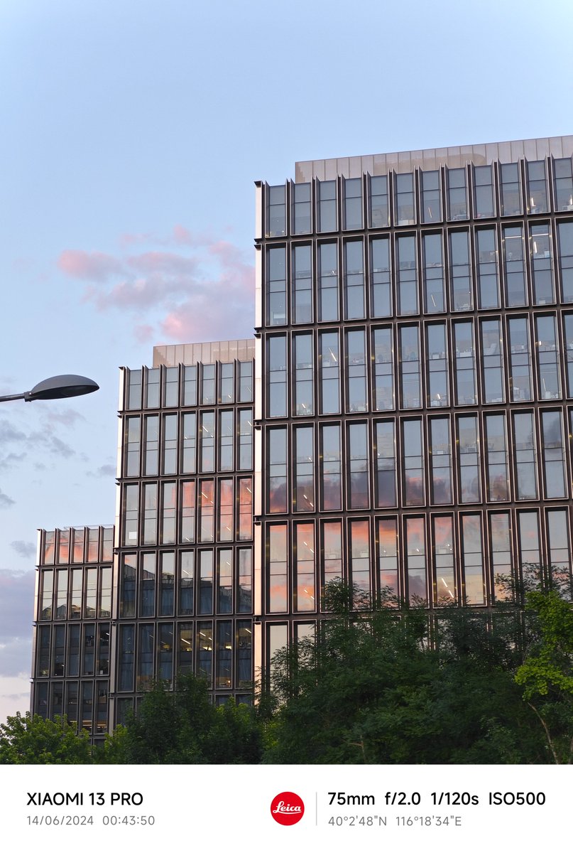 XiaomiHyperOS_'s tweet photo. Witness Beijing's twilight with its pastel skies, building reflections, and a touch of moonlight. 🌇🌙

📷 Shot on Xiaomi 13 Pro

#XiaomiHyperOS #Xiaomi #miuilife #sunset #Beijing https://t.co/y8h0avsG9m