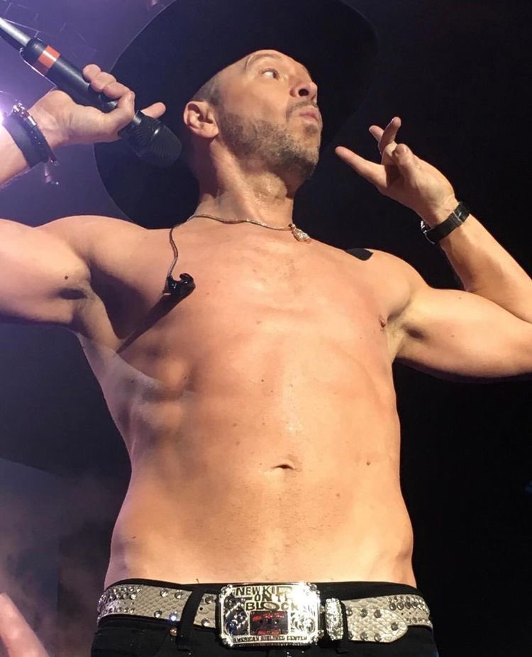birdtracs's tweet photo. @HanaaBlossom @Lori1080 @islandiva147 @jmfnkotb1 @whitegirlsmooth @24loves75 @LWblockparty725 @JoyFull4Step2 @JoeMacRules @lizheileman @moonrayvin @MicheleKastler @SkipperChic @DonnieWahlberg @JonathanRKnight Who's ready for some #Cowberg?! https://t.co/gPtTHLT95s