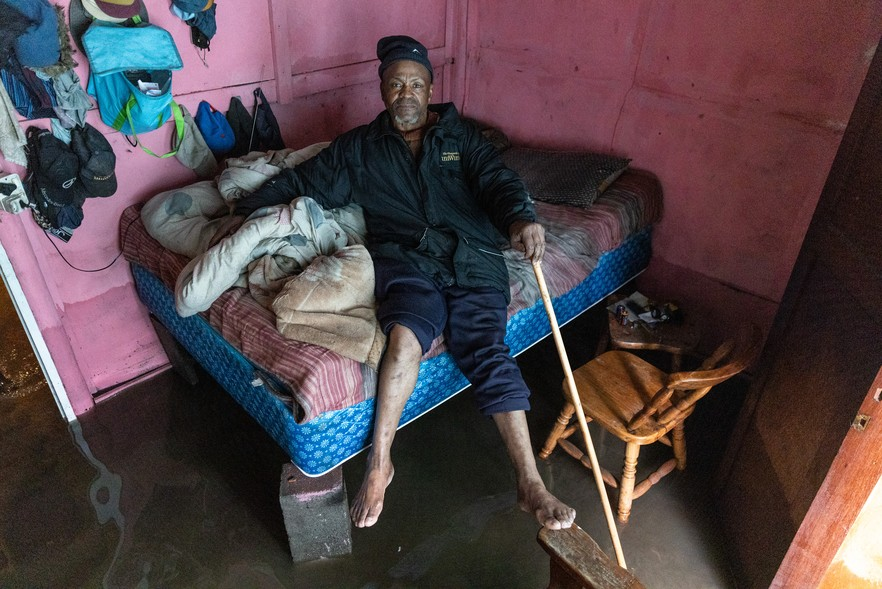 GroundUp (@groundup_news) on Twitter photo Winelands families battle flooding: “For three days people have not slept”
More photos: groundup.org.za/article/for-th… Text by Liezl Human. Photos by <a href="/AshrafRSA/">Ashraf Hendricks</a> Winelands families battle flooding: “For three days people have not slept”
More photos: groundup.org.za/article/for-th… Text by Liezl Human. Photos by <a href="/AshrafRSA/">Ashraf Hendricks</a>