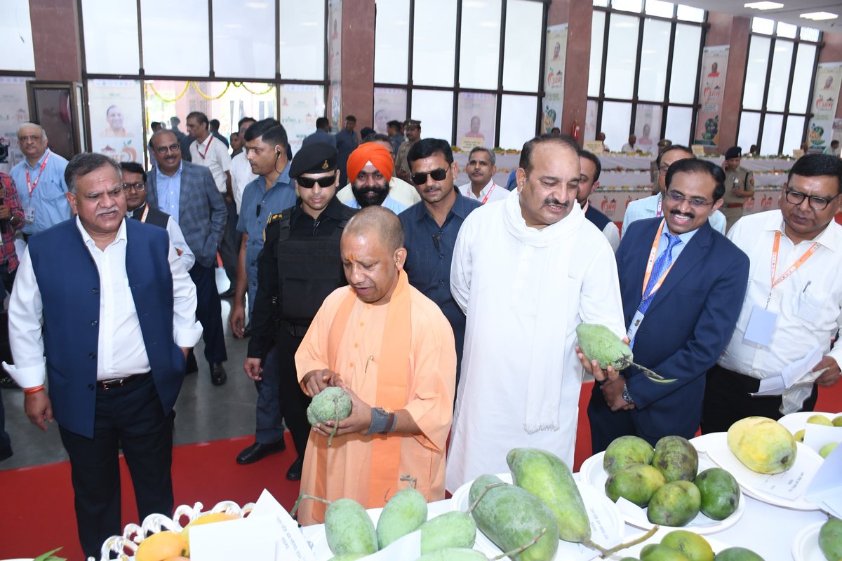 Manojkmr_singh's tweet photo. आज मा. मुख्यमंत्री श्री @myogiadityanath जी ने लखनऊ में आयोजित तीन दिवसीय 'उत्तर प्रदेश आम महोत्सव 2024' का उद्घाटन किया। इस आम महोत्सव में विभिन्न संस्थानों, विभागों व निजी उत्पादकों की ओर से 800 से अधिक आम की प्रजातियों का प्रदर्शन किया जा रहा है। 

उत्तर प्रदेश पूरे विश्व में आम की सर्वाधिक किस्मों का उत्पादन करता है। आम महोत्सव प्रदेश के आम की धरोहर को दुनियाभर में पहुंचाने का अभूतपूर्व कार्य कर रहा है।