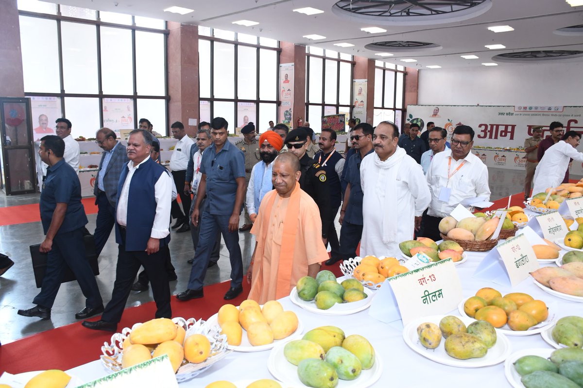 Manojkmr_singh's tweet photo. आज मा. मुख्यमंत्री श्री @myogiadityanath जी ने लखनऊ में आयोजित तीन दिवसीय 'उत्तर प्रदेश आम महोत्सव 2024' का उद्घाटन किया। इस आम महोत्सव में विभिन्न संस्थानों, विभागों व निजी उत्पादकों की ओर से 800 से अधिक आम की प्रजातियों का प्रदर्शन किया जा रहा है। 

उत्तर प्रदेश पूरे विश्व में आम की सर्वाधिक किस्मों का उत्पादन करता है। आम महोत्सव प्रदेश के आम की धरोहर को दुनियाभर में पहुंचाने का अभूतपूर्व कार्य कर रहा है।