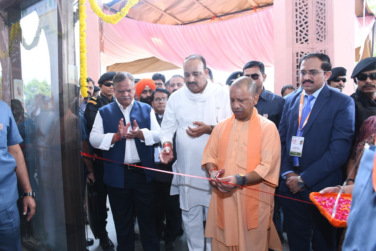Manojkmr_singh's tweet photo. आज मा. मुख्यमंत्री श्री @myogiadityanath जी ने लखनऊ में आयोजित तीन दिवसीय 'उत्तर प्रदेश आम महोत्सव 2024' का उद्घाटन किया। इस आम महोत्सव में विभिन्न संस्थानों, विभागों व निजी उत्पादकों की ओर से 800 से अधिक आम की प्रजातियों का प्रदर्शन किया जा रहा है। 

उत्तर प्रदेश पूरे विश्व में आम की सर्वाधिक किस्मों का उत्पादन करता है। आम महोत्सव प्रदेश के आम की धरोहर को दुनियाभर में पहुंचाने का अभूतपूर्व कार्य कर रहा है।