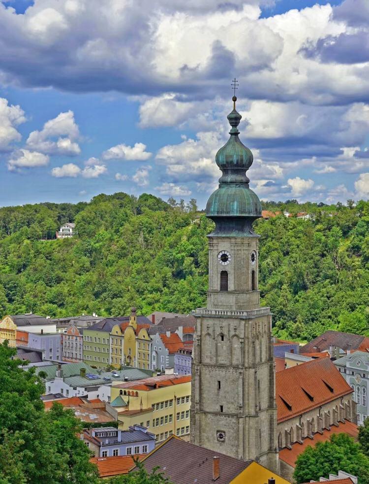 It's home to the longest old castle in the world, Burghausen Castle.#take a photograph