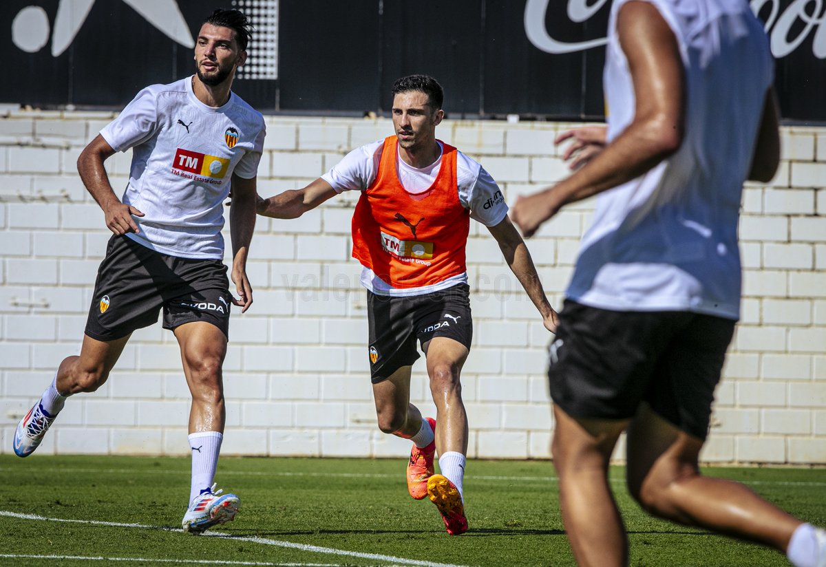 Valencia CF (@valenciacf) on Twitter photo 🤜🏽🤛🏽 <a href="/RafaMir33/">Rafa Mir</a> ➕ <a href="/TarregaCesar/">César Tárrega Requeni</a> 
⚽️ <a href="/Academia_VCF/">Academia VCF #ADNVCF 🦇</a>  
#ADNVCF 🦇 🤜🏽🤛🏽 <a href="/RafaMir33/">Rafa Mir</a> ➕ <a href="/TarregaCesar/">César Tárrega Requeni</a> 
⚽️ <a href="/Academia_VCF/">Academia VCF #ADNVCF 🦇</a>  
#ADNVCF 🦇