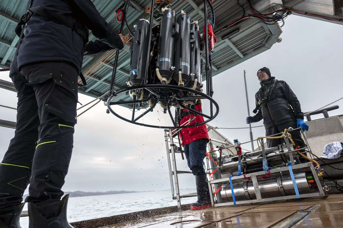 #Science onboard: FOREL's CTD-rosette is out of the water. The oceanographic activities of the GreenFjord project <a href="/SwissPolar/">Swiss Polar Institute @swisspolar.bsky.social</a> coordinated by Pr. Jaccard <a href="/jaccsa/">Samuel Jaccard</a> (<a href="/EPFL_en/">EPFL</a>). In background Pr. Chappellaz <a href="/ChappellazJ/">Chappellaz Jérôme</a>  (<a href="/EPFL/">EPFL</a> <a href="/CNRS/">CNRS 🌍</a>), S. Lavanchy (ETS/HES) and Erwan (FOREL's crew).