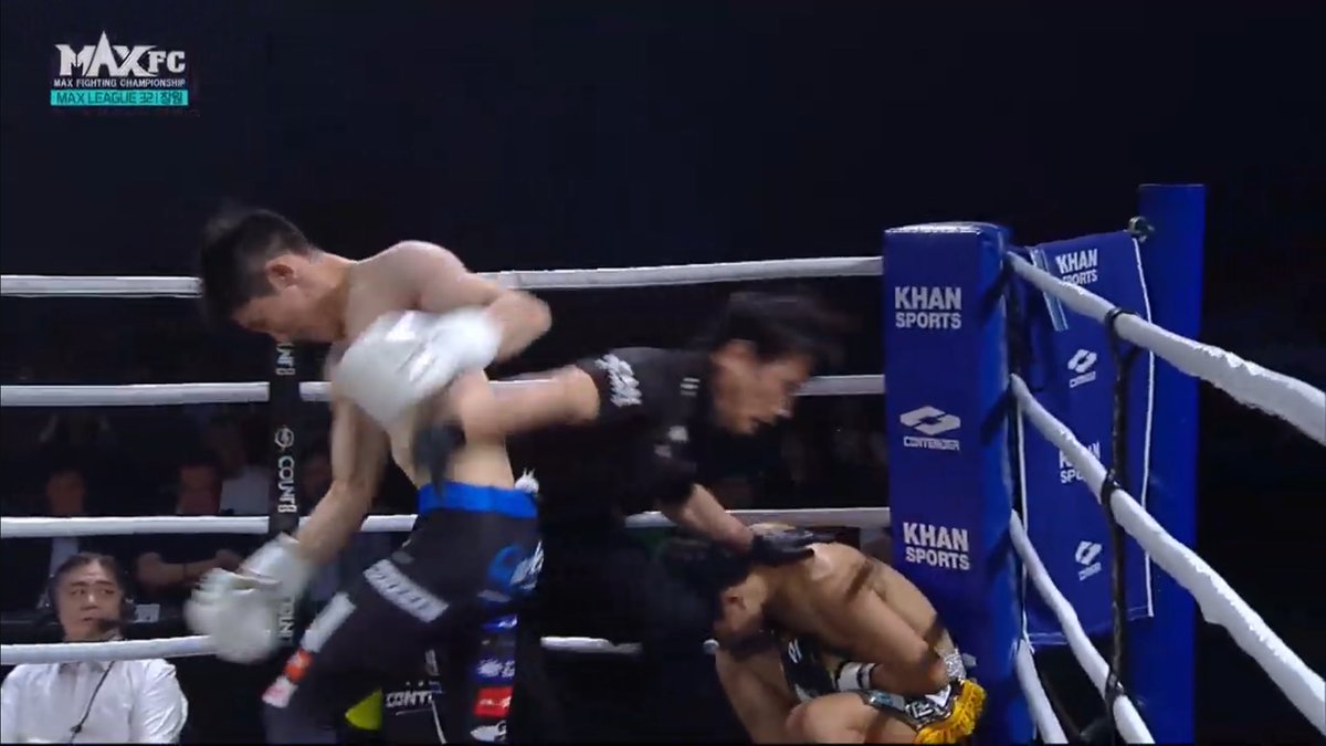 Executioner893's tweet photo. MAX FCスーパーバンタム級王座決定戦 3分5R 佐藤執斗(GSB)vs パク·ヒョンウ(韓国)、執斗選手の1R KO勝ちで新王者に。圧巻の3ダウン奪取で激勝!これでMAX FCフライ級王者・執斗選手はMAX FC二階級制覇を達成。おめでとう!
▶︎https://t.co/QF9TK23gxp
#shootboxing #MAXFC https://t.co/GiGhkJC8zf