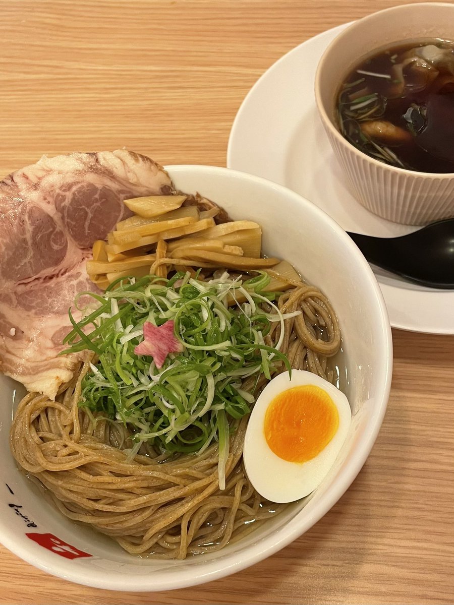 riko93993126's tweet photo. らぁこさんから連絡もらって🩷
でも体が故障中なんで…
娘がね よっしゃ 明日連れて行ったる！って 和歌山まで走ってくれました🚗感謝☺️

イケメン店主さんにも会いたかったな｡｡残念
久しぶりの「匠」めちゃくちゃ美味しかったです🥰
らぁこさん また行きますね〜😊

#和dining清乃 #和歌山ラーメン https://t.co/y8w6oZfgoZ