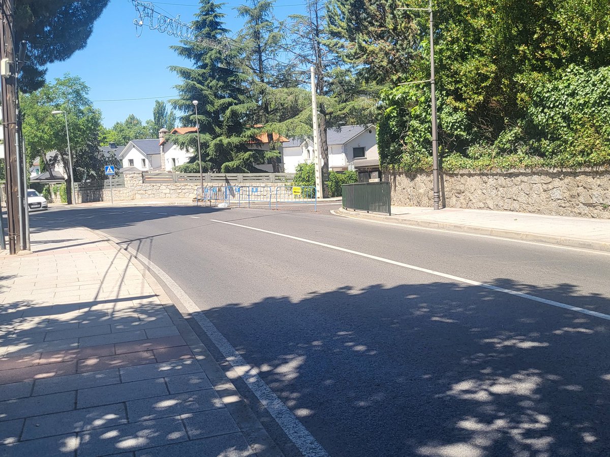 aliparan's tweet photo. Pero porque los señores del @ayto_torre no están obligados a señalizar correctamente el corte de una vía legalmente con la señalizacion adecuada. Avd Torrelodones con Jesusa Lara @pp_torrelodones  @voxtorre https://t.co/V6oORapTqU