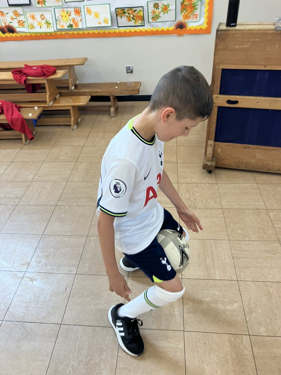 WeldonPrimary's tweet photo. The children are loving our visit from World Freestyle Football Champion Ash Randall! https://t.co/DHVkPXEYc1