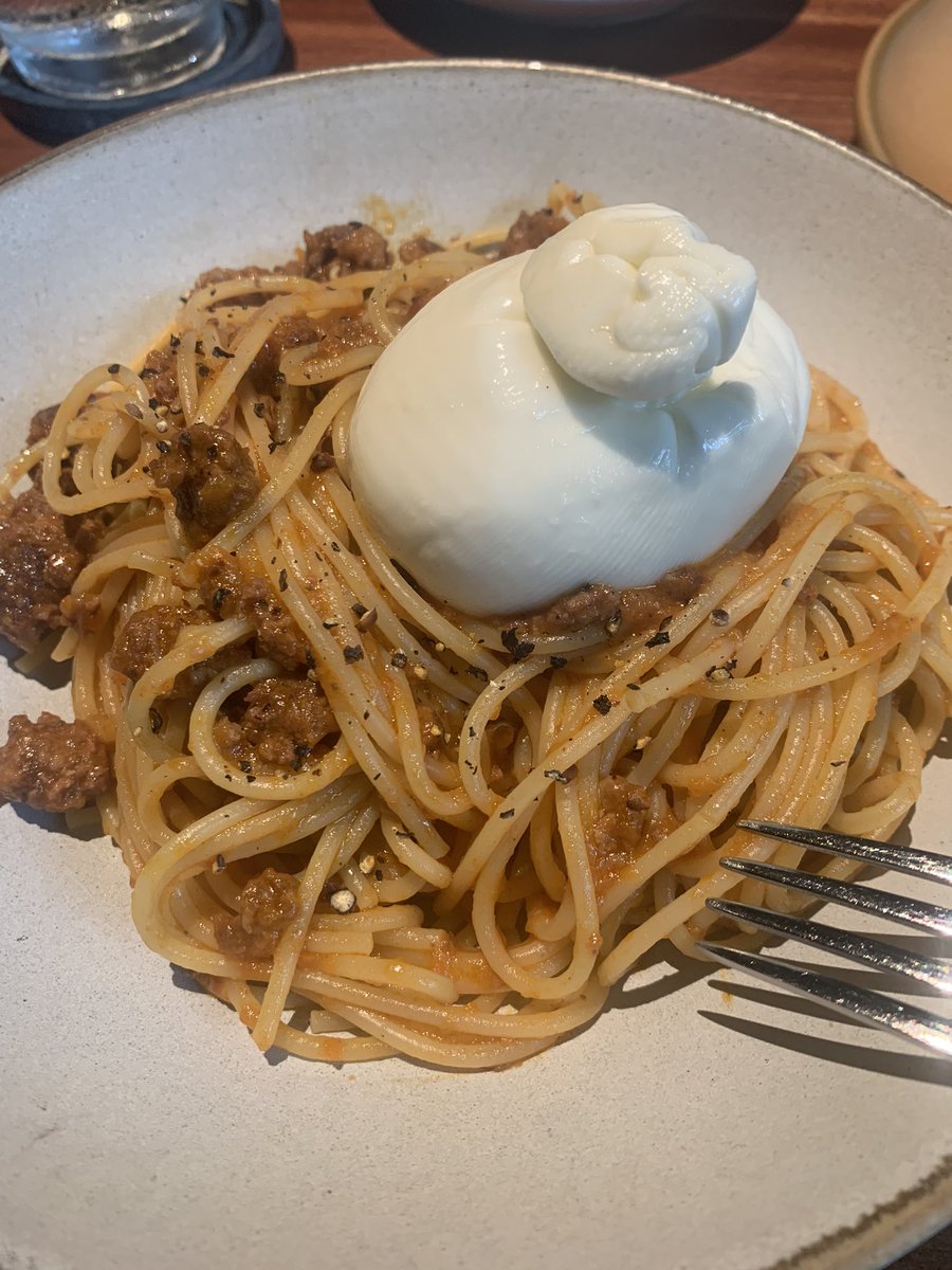 K_Tokue's tweet photo. 普段はなかなか食べられないから
そして食後にラテをテイクアウトで頼んだらバイオストローがついてきた。

しばらくすると曲がってくるけどちゃんと飲める。 https://t.co/LUvdodd6rK