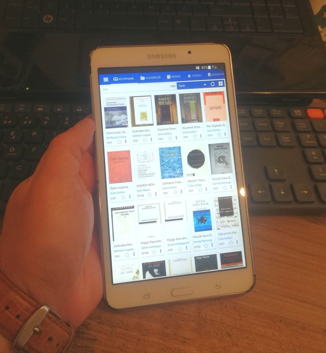 ReadupSocial's tweet photo. Kullanılmayan, atıl bir şekilde duran eski tabletleri, e-kitap okuyucuya dönüştürüp kitaba erişmekte zorlanan üniversite öğrencisi kardeşlerimize ulaştırdığımız sosyal girişimimizin ilk destek çağrısı: Ağustos ayı için 11 adet tablet eksiğimiz bulunmaktadır! Destek için lütfen DM https://t.co/o4fDPA1UMz