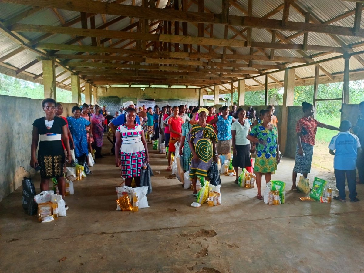 CASWI_NIG's tweet photo. As part of the Women Household Empowerment Project, food distribution was provided to 200 refugees and IDP women headed household in Calabar and Akpabuyo LGA of Cross River State. Funded by @wphfund, supported by @unwomenNG @arjun_unhcr @unhcrnigeria @Refugees #CASWI #wphf https://t.co/E8l9jEfAF9