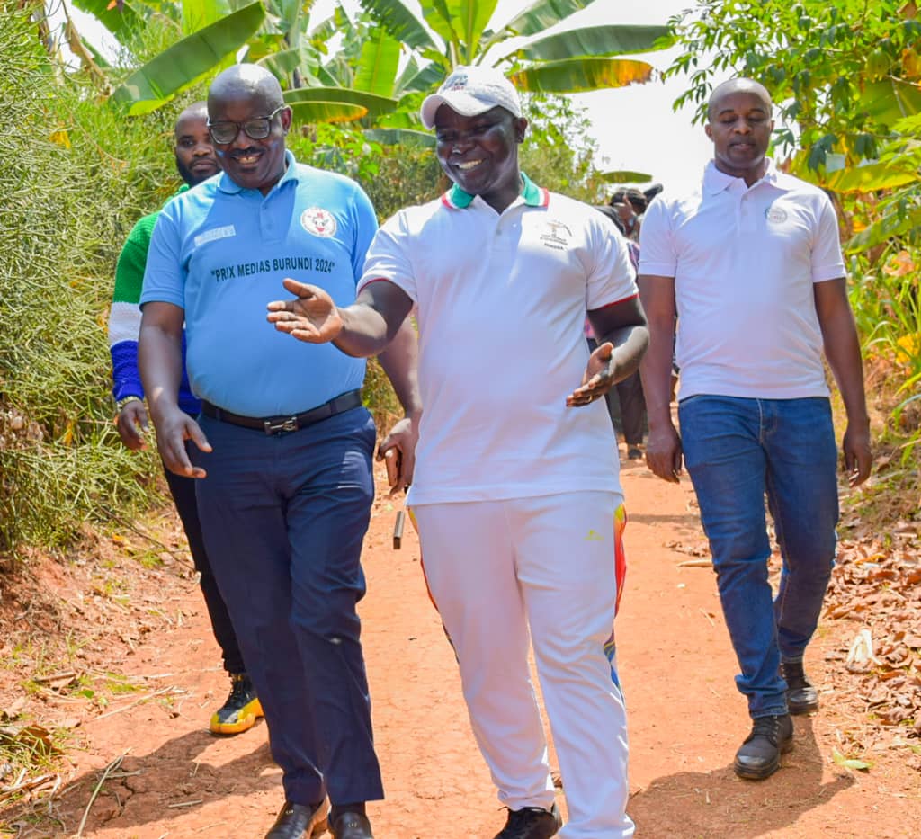 GitegaVuturaa's tweet photo. #Gitega. Mu ntumbero y'ingendo arimwo Nyenicubahiro @GeneralNeva mu kugendera Imboneza mu kwitunganiriza imigambi yo kwiteza imbere, kabaye akaryo k'Umunyamabanga mukuru wa Reta Jérôme @niyonzimajer aho yaraye agendeye Umuhizi azwi nk'#Umuhinga mu bworozi #Inkwavu Eric Vyumvuhore https://t.co/BwTTQIbZqA