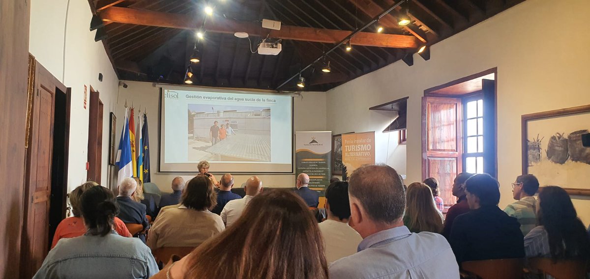 laradiocanaria's tweet photo. 🟠 Nos acercamos a conocer prácticas turísticas positivas: la I Feria Insular de Turismo Alternativo, Rural y de la Naturaleza, que acoge hoy la Casa del Vino de Tenerife en El Sauzal.

🎙️ Hasta allí se ha desplazado hoy @MMenesesMM.

📻 #UnaMásUnaCR
📡 https://t.co/slYSldLuyo https://t.co/BON7mLiyFB