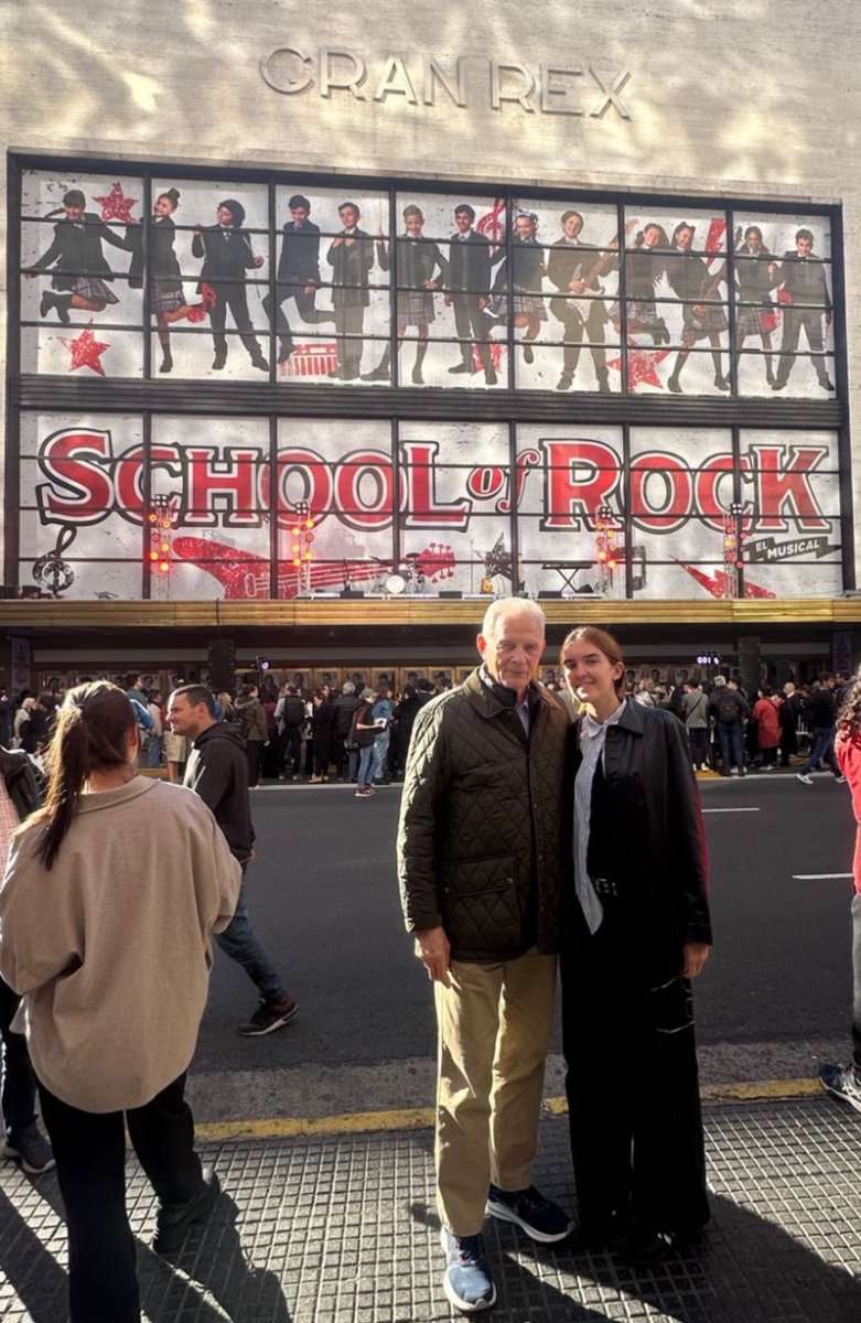 Ayer, el Sr. Andrés Cordero, máximo responsable del teatro Gran Rex, junto a su nieta Catalina -quien lleva la administración de esa importante sala- sorprendidos ante el suceso artístico y de convocatoria en que se ha convertido “School of Rock” en la presente temporada.