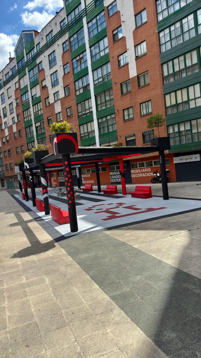 AjedrezDanubio's tweet photo. #Ajedrez #MirandadeEbro Estrenamos original y chulísima plaza del ajedrez para potenciar los torneos del club y la afición por el gran juego de las 64 casillas para todas las edades. https://t.co/t2rwzz0M0G