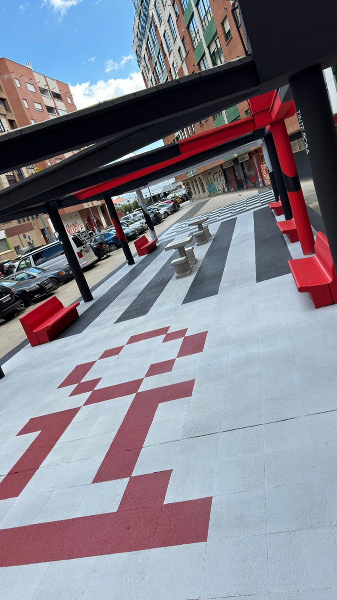 #Ajedrez #MirandadeEbro Estrenamos original y chulísima plaza del ajedrez para potenciar los torneos del club y la afición por el gran juego de las 64 casillas para todas las edades.